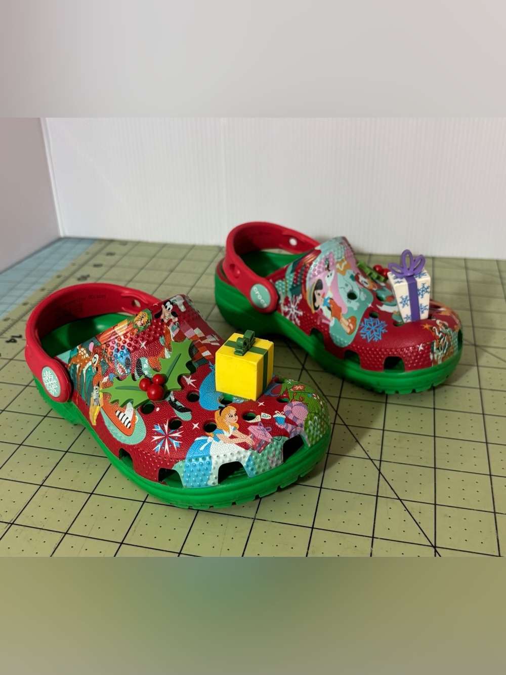 Disney Parks 2023 Christmas Holiday Mickey & Friends Clogs by Crocs. Clean exce